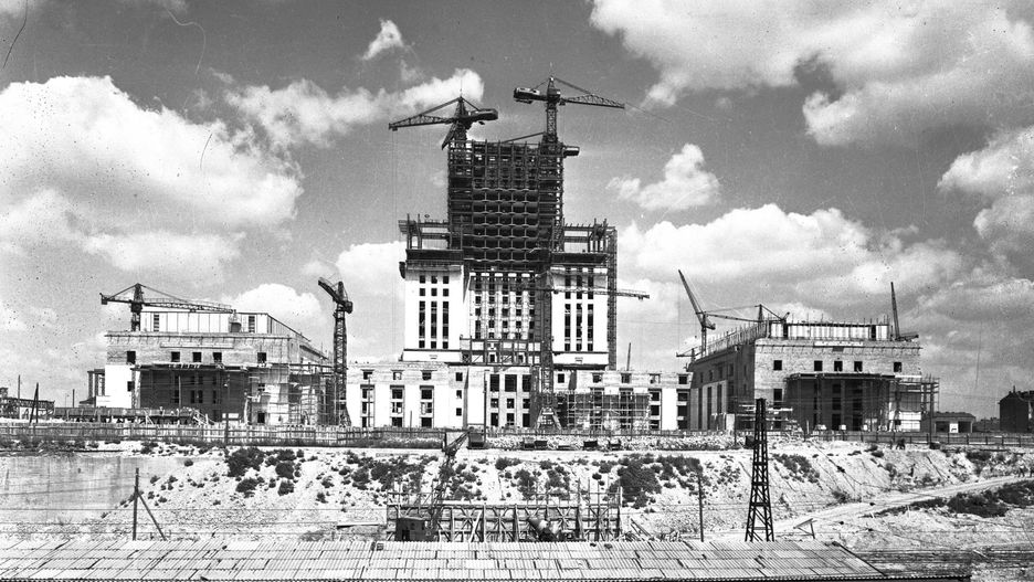 Warszawa. Pałac Kultury i Nauki w trakcie budowy