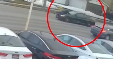 Pościg na masce auta. Monitoring zarejestrował przerażający moment