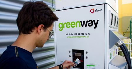 Ile kosztuje naładowanie auta elektrycznego? Ceny na stacjach DC (2021)
