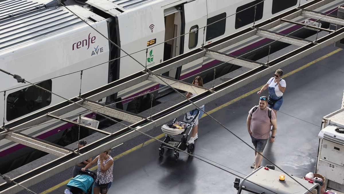 MADRID, SPAIN - AUGUST 03: Several people on the AVE platform at Puerta de Atocha station on August 3, 2022, in Madrid, Spain. The Government has extended rail travel bonuses with a 50% discount to certain short-haul journeys and Renfe's AVE and Avant services from September 1 to December 31, 2022. In addition, Cercania, Rodalies (Catalonia) and Media Distancia rail services will be free as of August 24 with recurrent season tickets. The Ministry of Transport, Mobility and Urban Agenda plans to allocate more than 200 million euros to compensate for the discounts applied on Avant and AVE. (Photo By Jesus Hellin/Europa Press via Getty Images)