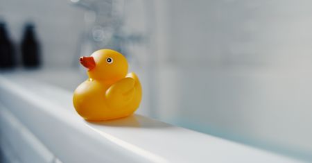 Znalazł zagubioną gumową kaczkę na plaży. Brała udział w rekordzie świata
