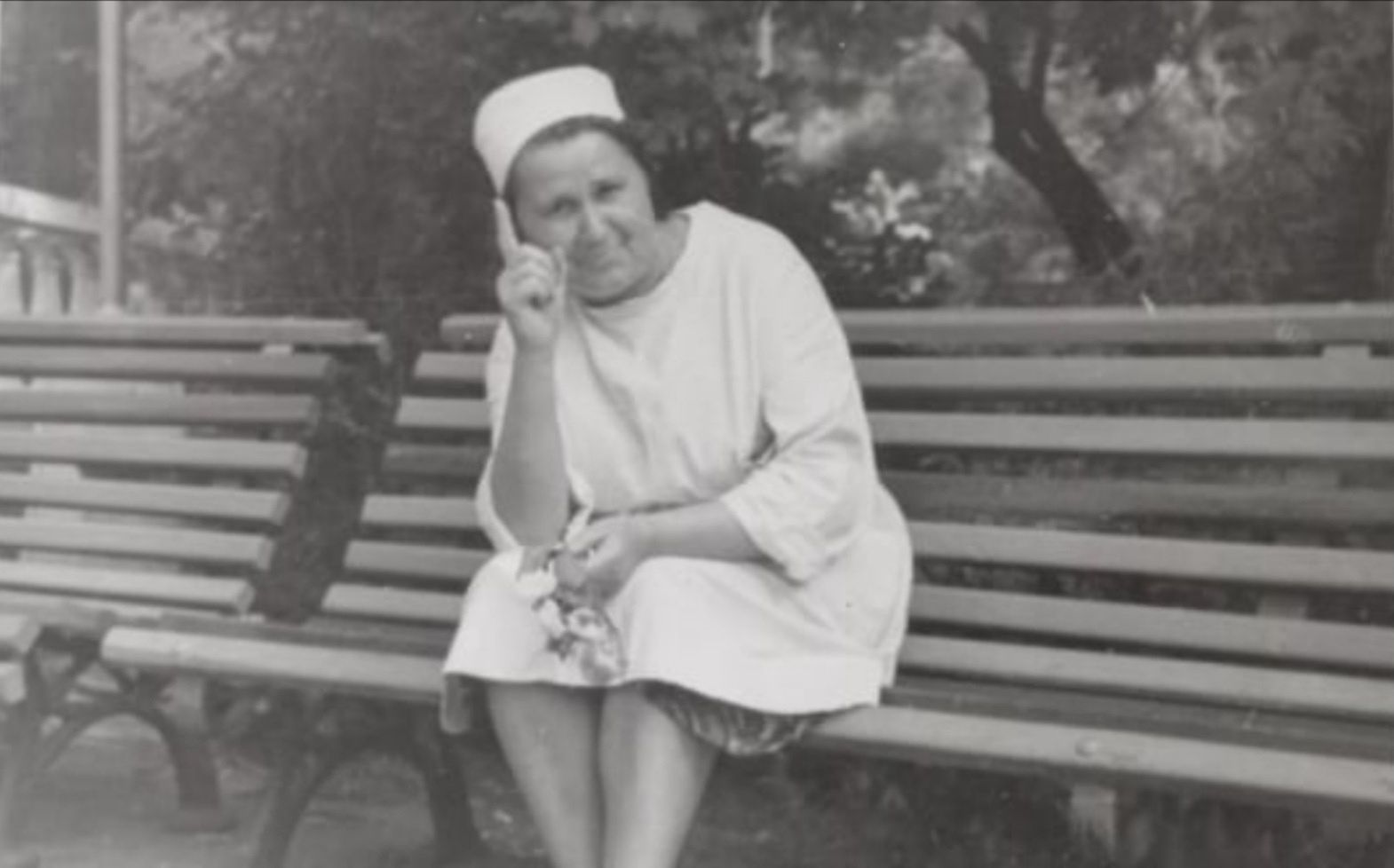 Zdjęcie pracownicze z 1960 r., kiedy Zofia Curkan pracowała jako pielęgniarka w sanatorium dla dzieci chorych na gruźlicę kości