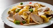 Szybki makaron farfalle z groszkiem i szynką