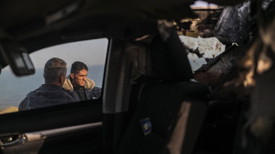 At least four killed as missile strike hits World Central Kitchen convoy in Deir al Balah 
epa11255113 People stand near a destroyed car of the NGO World Central Kitchen (WCK) along Al Rashid road, between Deir Al Balah and Khan Younis in the southern Gaza Strip, 02 April 2024. According to the Palestinian Red Crescent, at least four people from the NGO World Central Kitchen (WCK) were killed when a missile hit their convoy in Deir al Balah while they were on their way from Rafah to Gaza City to receive fresh aid delivered by the Open Arms vessel. The victims were confirmed to be a British, a Polish and an Australian citizen, while the nationality of the fourth victim was still unknown.  EPA/MOHAMMED SABER 
Dostawca: PAP/EPA.
MOHAMMED SABER