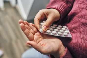 Nazywana "witaminą duszy". W nadmiarze powoduje bezsenność i arytmię