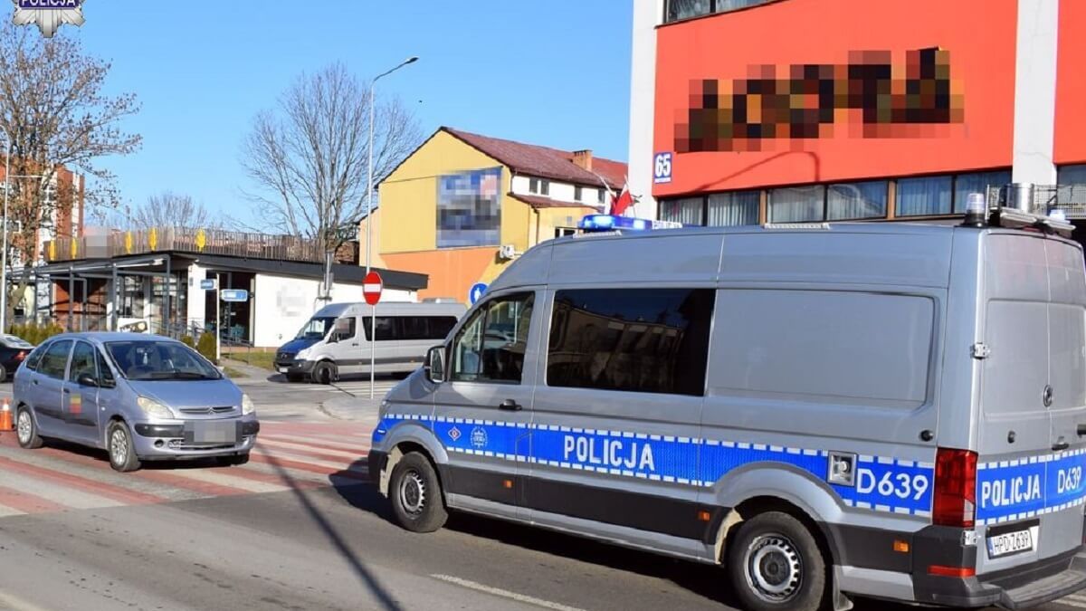 Potrącenie dziewczyny na pasach