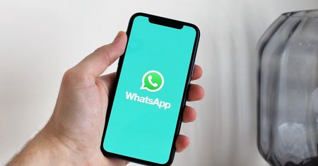WhatsApp na iPhone’ach z nowym skrótem do wyszukiwania w czacie