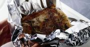 Czy zawijanie surowego mięsa i ryb w folię aluminiową jest bezpieczne? Ekspert wyjaśnia