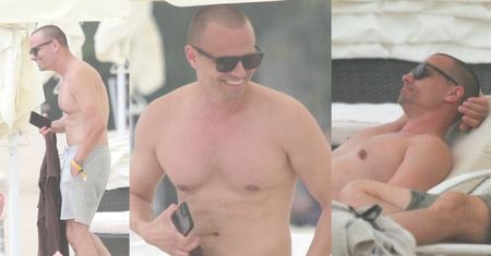 Zadowolony Marcin Hakiel opala NAGI TORS na sopockiej plaży (ZDJĘCIA)