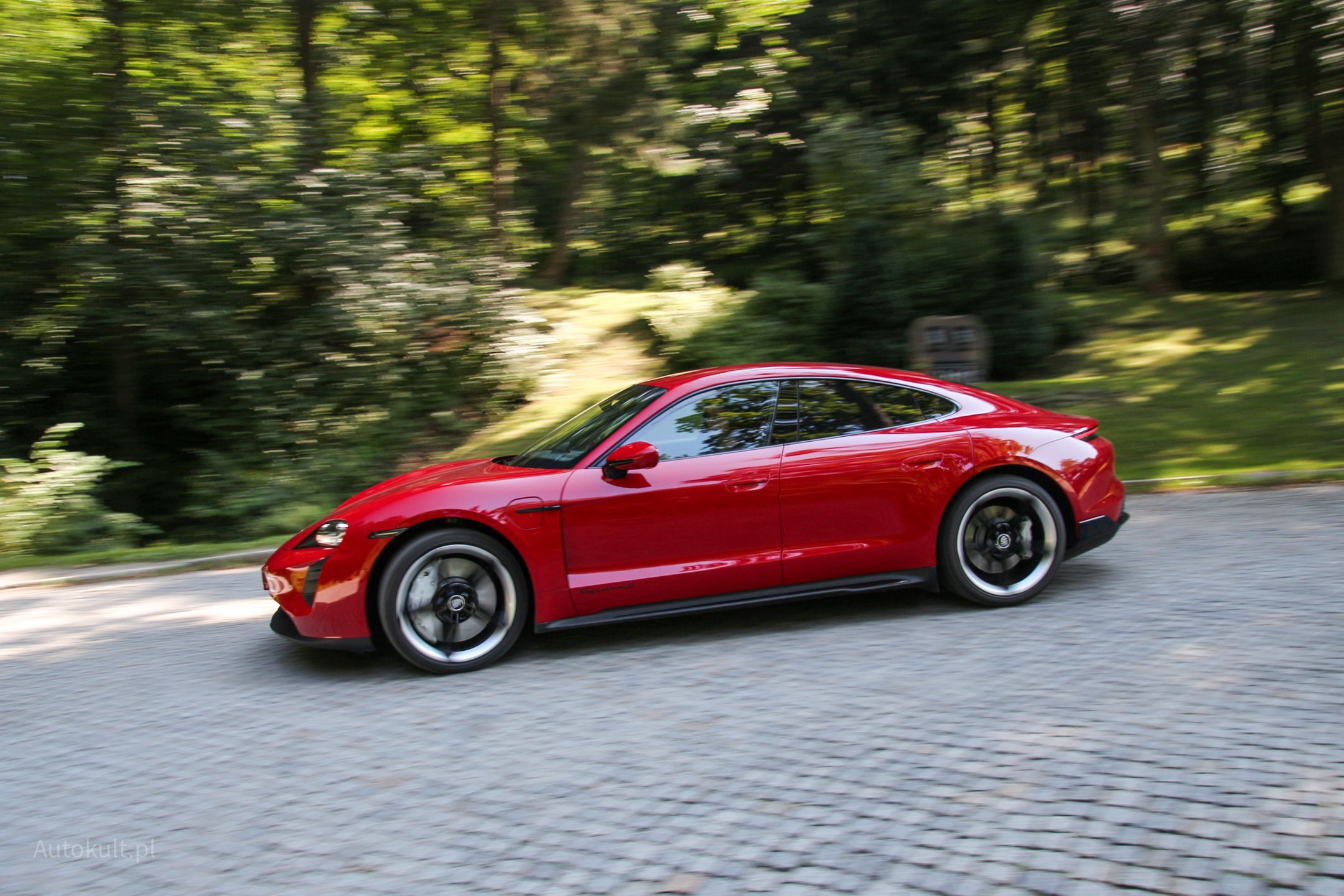 Na słynnych "patelniach" elektryczne porsche pokazało, że to ciągle porsche