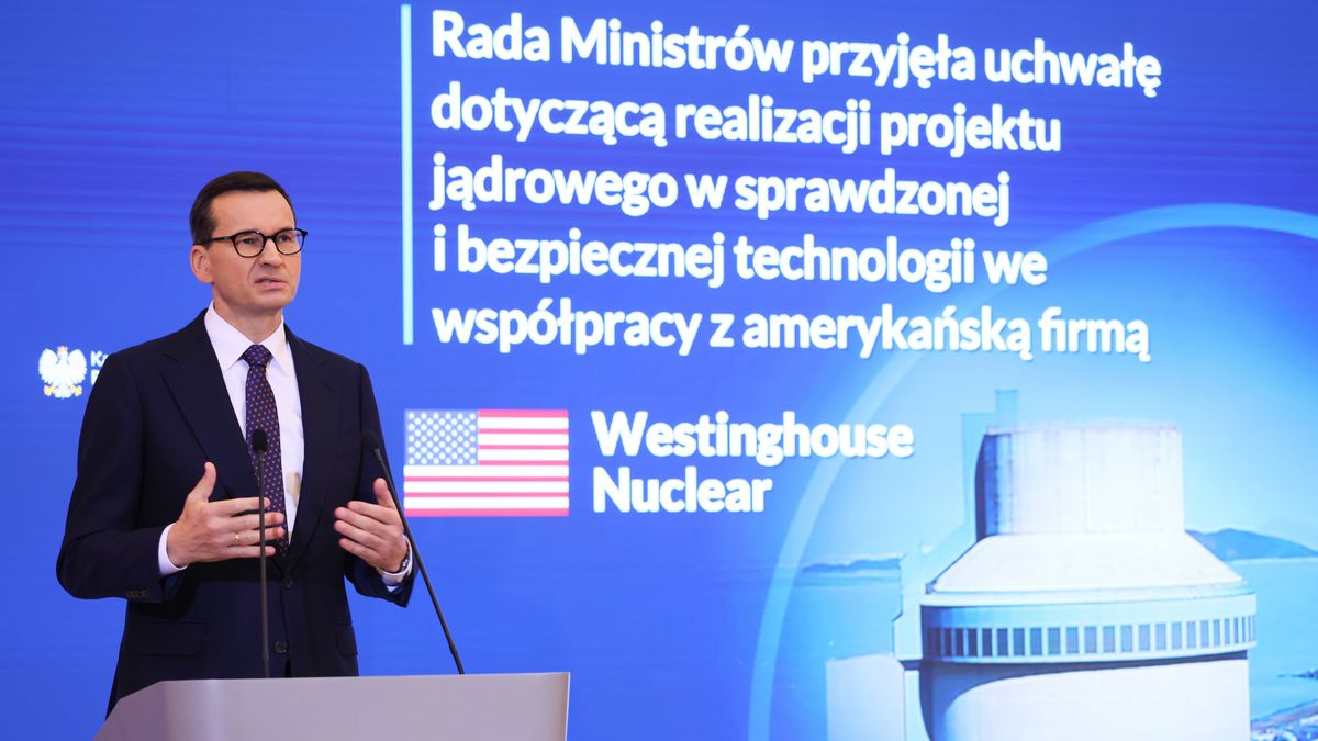 Warszawa, 02.11.2022. Premier Mateusz Morawiecki podczas konferencji prasowej w siedzibie Kancelarii Prezesa Rady Ministrów w Warszawie, 2 bm. Rząd przyjął uchwałę ws. budowy elektrowni jądrowych w Polsce; pierwsza elektrownia będzie budowana w amerykańskiej technologii przez Westinghouse. (amb) PAP/Leszek Szymański