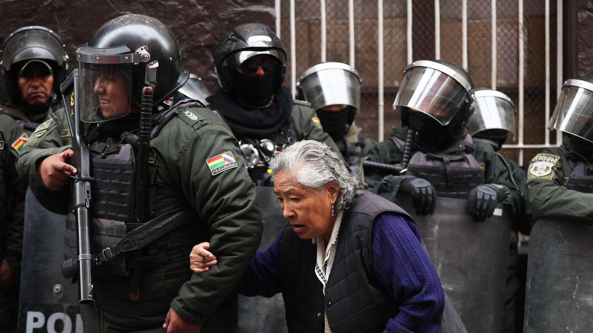 epaselect epa12951403 A member of the Bolivian police helps a woman during a protest in La Paz, Bolivia, 12 May 2026. The Bolivian Ombudsman's Office called on the groups maintaining roadblocks to open 'humanitarian corridors' to allow the passage of ambulances, medicines, and food, particularly in La Paz, where this form of protest has begun to cause shortages. EPA/LUIS GANDARILLAS Dostawca: PAP/EPA.