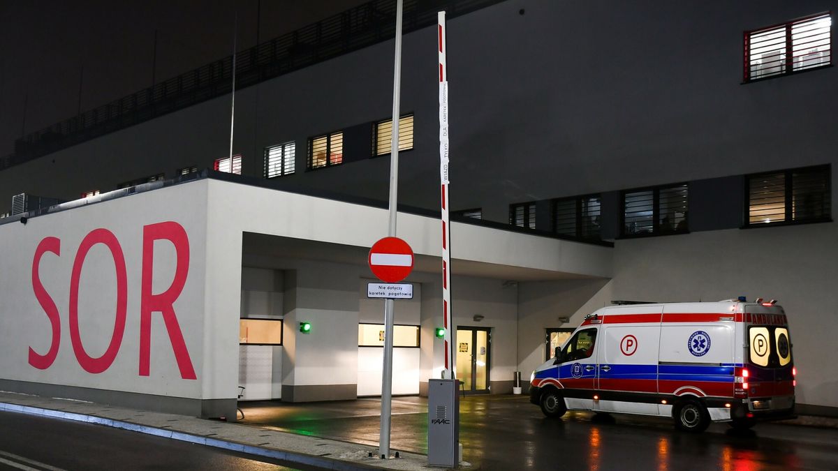 Karetka przed SOR-em