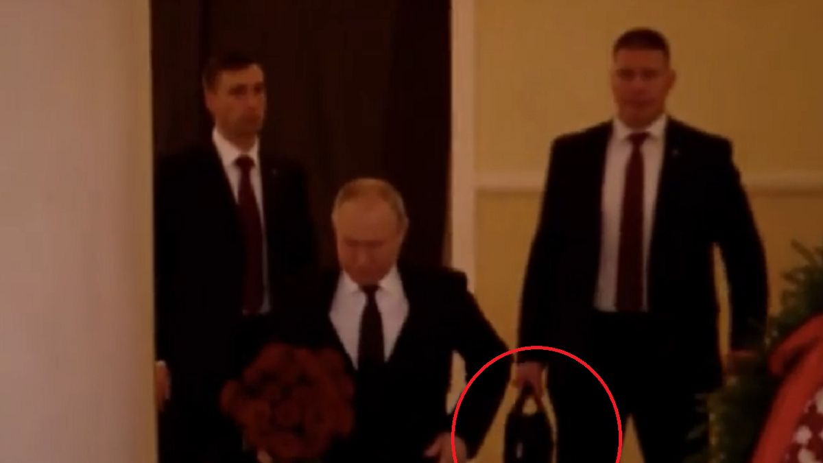 Jeden z ochroniarzy Putina trzymał tajemniczą, czarną walizkę.