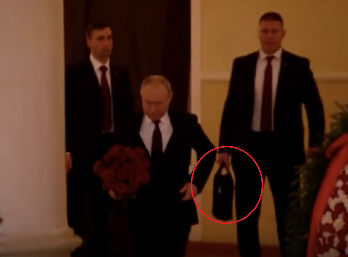 Putin na pogrzebie Żyrinowskiego. Tajemnicza walizka budzi niepokój