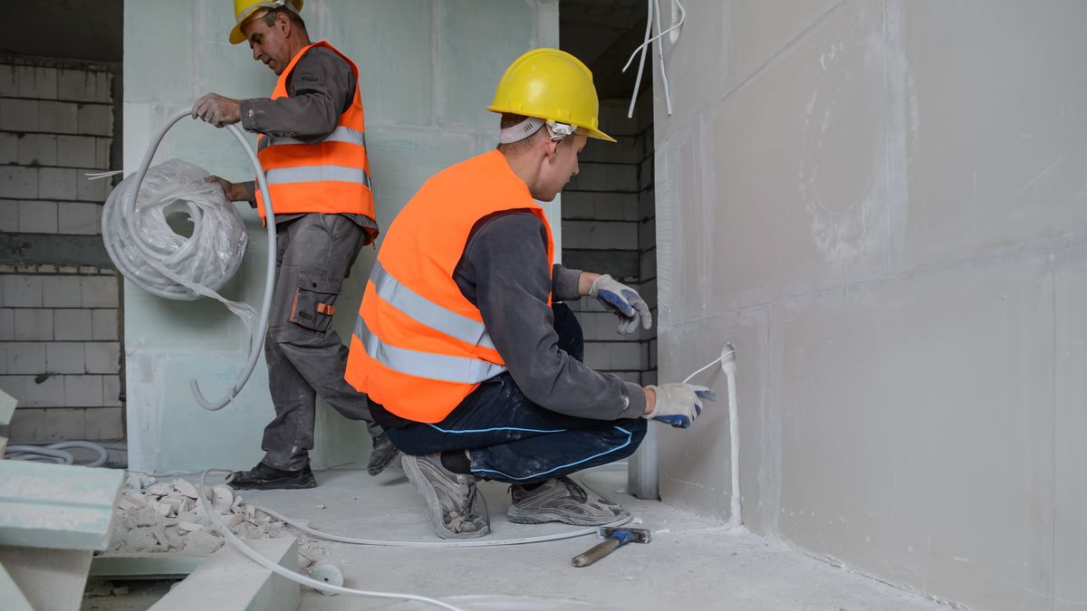 Mieszkanie Plus - budowa
Bia�a Podlaska, 24.08.2017. Budowa mieszka� w programie Mieszkanie Plus, 24 bm. w Bia�ej Podlaskiej. Planowane zako�czenie budowy osiedla to I kwarta� 2018. Pierwsi lokatorzy maja wprowadzi� si� w czerwcu 2018 roku. (wp/awol) PAP/Wojciech Pacewicz
Wojciech Pacewicz
budowa, budowlanka, budowla�cy, budownictwo, elektryk, firma budowlana, ilustracja, instalacja elektryczna, Mieszkanie Plus, mieszkaniowe, mieszkani�wka, plac budowy, praca, praca fizyczna, pracownicy, pracownik, robotnicy, robotnik, rynek, mieszkania, osiedle, blok, bloki