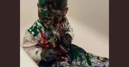 Przez chwilę było cicho. Mama zamarła, gdy weszła do pokoju