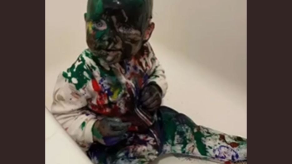 Przez chwilę było cicho. Mama zamarła, gdy weszła do pokoju