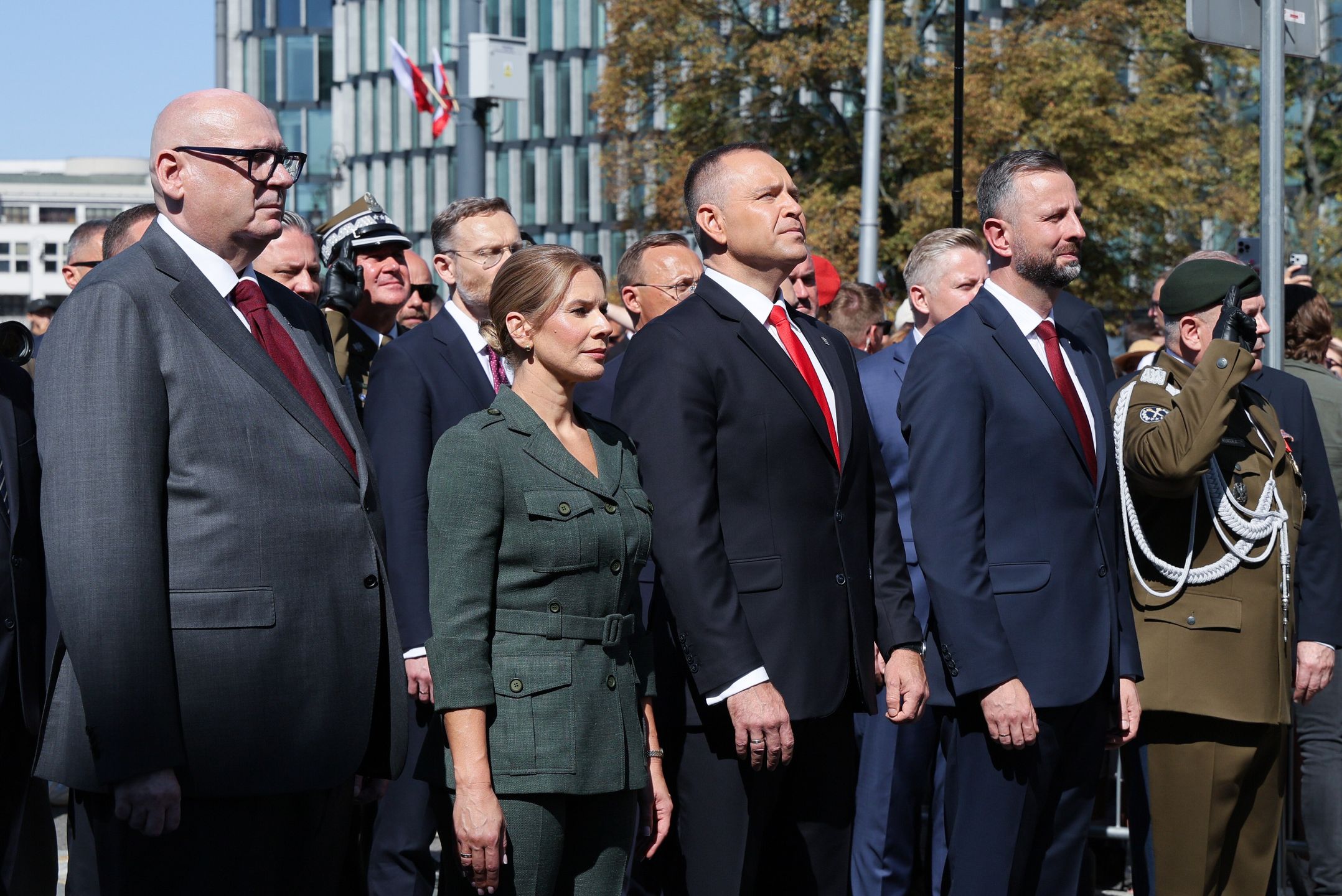 Warszawa, 15.08.2026. Pierwszy rząd (L-P) wicemarszałek Sejmu Piotr Zgorzelski, pierwsza dama Marta Nawrocka, prezydent RP Karol Nawrocki, wicepremier, minister obrony narodowej Władysław Kosiniak-Kamysz i Szef Sztabu Generalnego WP gen. Wiesław Kukuła podczas złożenia wieńca przed pomnikiem Marszałka Józefa Piłsudskiego po uroczystej Zmianie Posterunku Honorowego przed Grobem Nieznanego Żołnierza w Warszawie, 15 bm. Trwają obchody Święta Wojska Polskiego, które w tym roku odbywają się pod hasłem ?Polska SAFE - bezpieczna Polska?. (sko) PAP/Paweł Supernak
