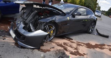 Seicento uderzyło w ferrari. Sportowy wóz nadaje się do kasacji