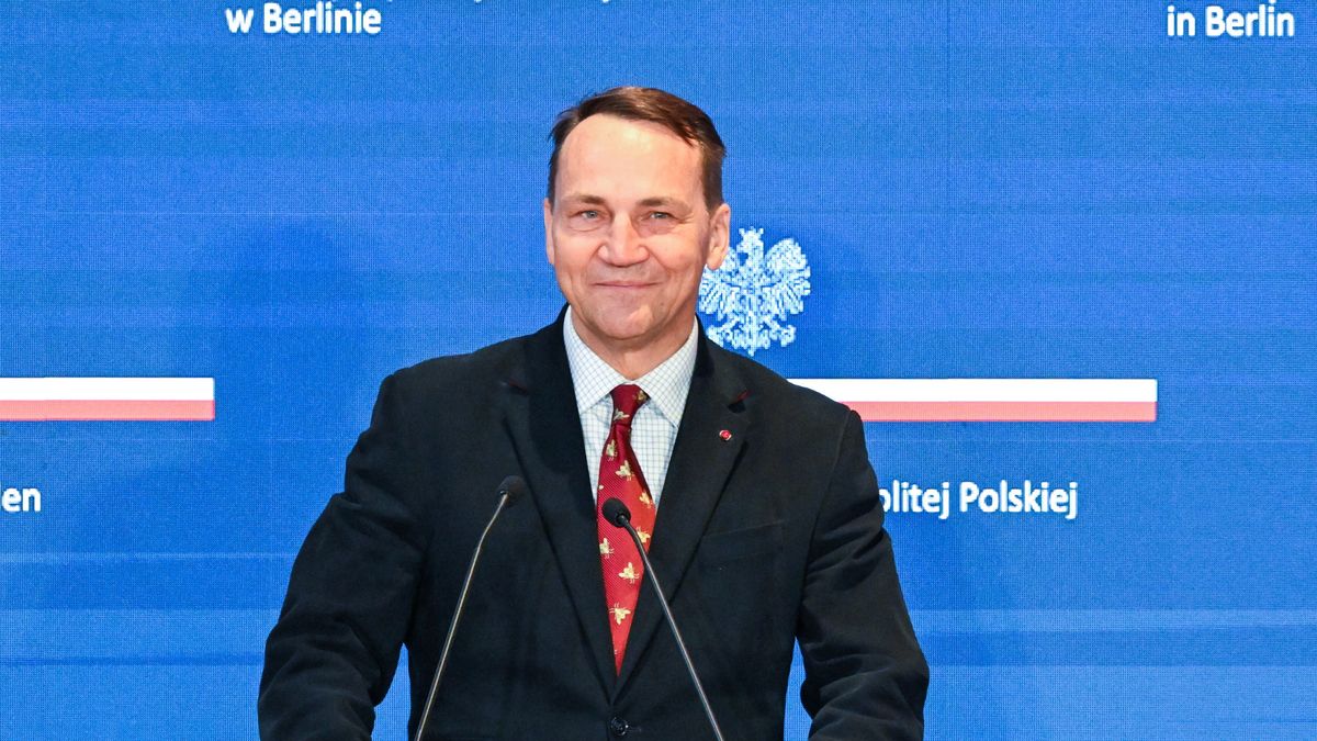 Berlin, Niemcy, 17.01.2025. Minister spraw zagranicznych RP Radosław Sikorski podczas otwarcia nowej siedziby Ambasady RP w Berlinie, 17 bm. (mr) PAP/Marcin Bielecki ***Do tego materiału zdjęciowego dostępna jest również depesza w systemie CSI, pt.: Niemcy/ Nowa siedziba Ambasady RP - "najnowocześniejsza polska placówka dyplomatyczna na świecie"***