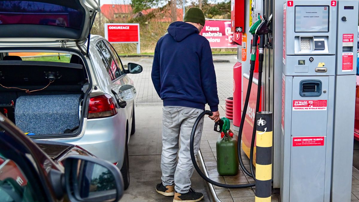 Lubieszyn, 31.03.2026. Kolejka niemieckich kierowców na jednej z przygranicznych stacji benzynowych, 31 bm. w Lubieszynie. 31 bm. wszedł w życie rządowy pakiet "Ceny Paliwa Niżej". Benzyna 95 ma kosztować nie więcej niż 6,16 zł za litr, benzyna 98 - 6,76 zł, a olej napędowy - 7,60 zł. (sko) PAP/Marcin Bielecki