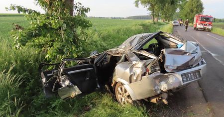 Z impetem wjechała w drzewo. W aucie czworo nastolatków