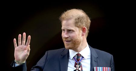 Pewny siebie książę Harry zawitał w Londynie. Ekspert komentuje jego zachowanie. "Jak matador"