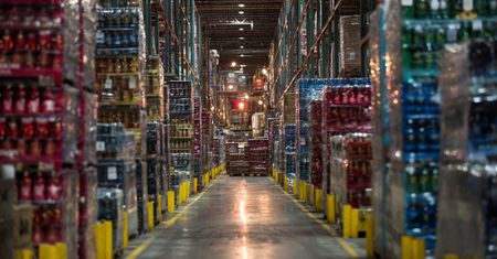 Co dalej z amerykańskim alkoholem? Kanadyjskie magazyny pełne towaru, który miał zniknąć z półek