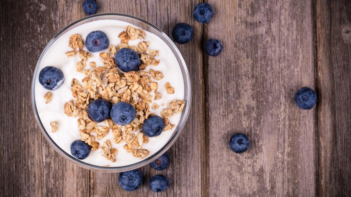 Jogurt naturalny świetnie sprawdzi się na śniadanie