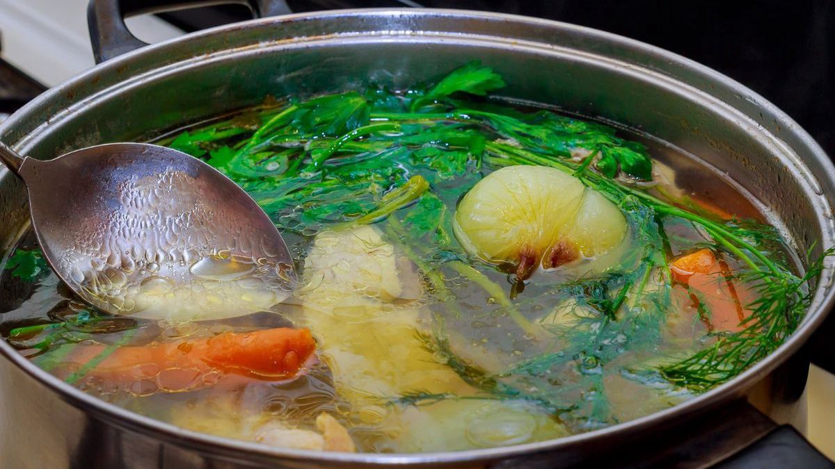 Jak poprawić smak rosołu? Kucharze mają na to sposób