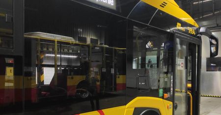 Warszawa. Ruszają autobusy linii "Kurs na szczepienie". Dowiozą seniorów