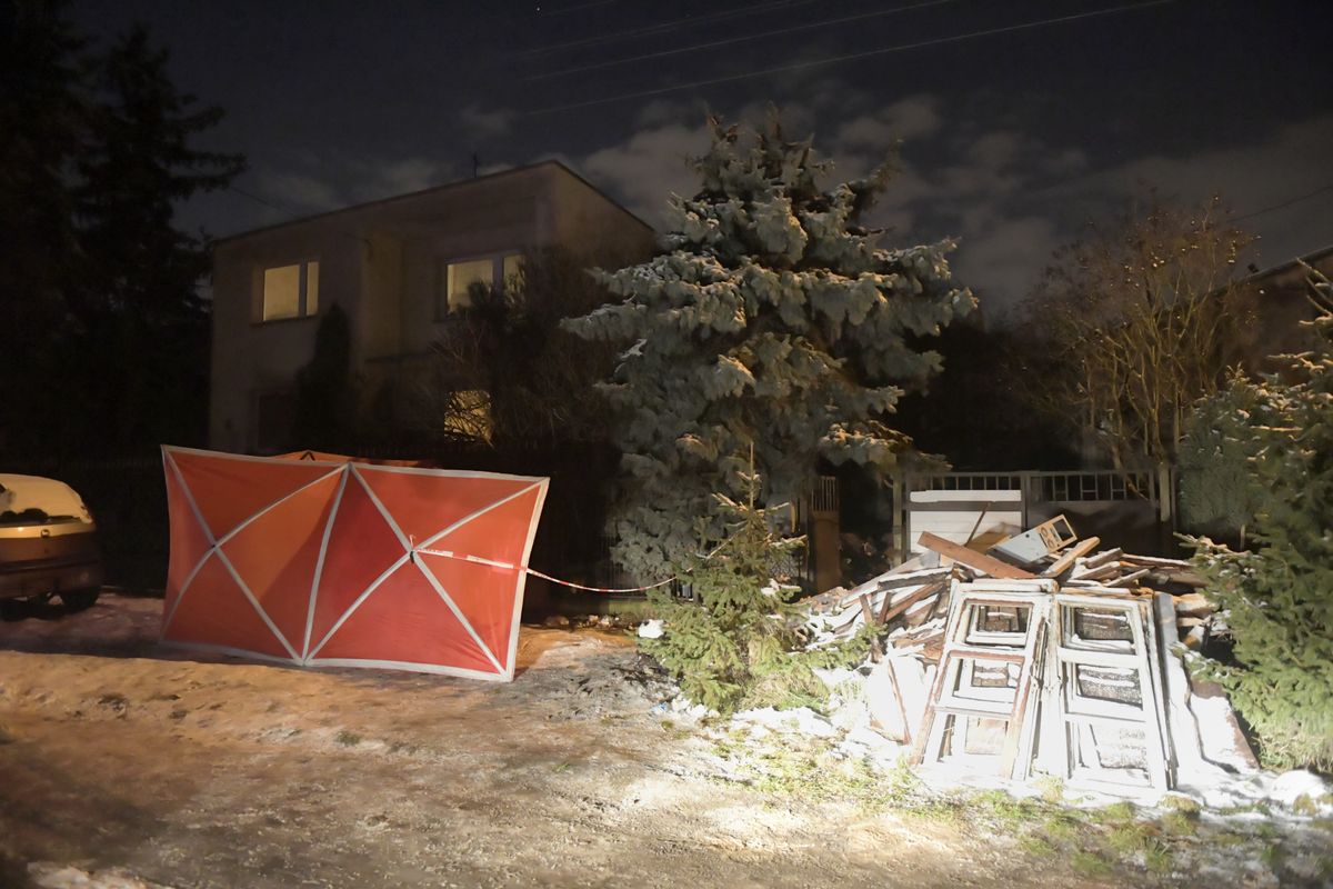 Łódź. Częściowo zawalony dom jednorodzinny, w którym strażacy znaleźli zwłoki 61-letniej kobiety