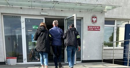 Przyjmował korzyść majątkową w zamian za fałszowanie dokumentacji medycznej.