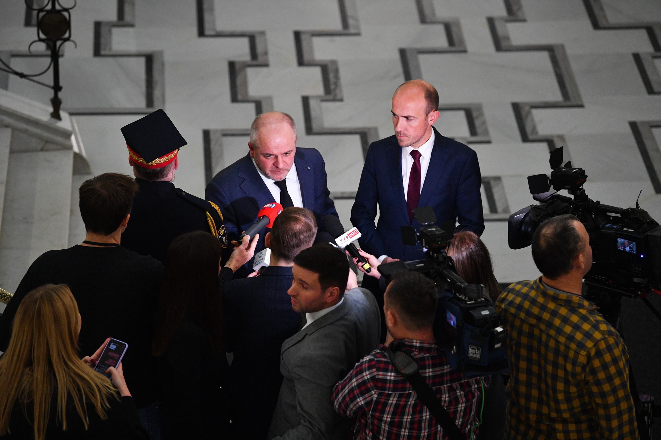 Warszawa, 01.12.2022. Przewodniczący KP KO Borys Budka (P) i poseł KO Paweł Kowal (L) podczas wypowiedzi dla mediów w Sejmie w Warszawie, 1 bm. (sko) PAP/Radek Pietruszka