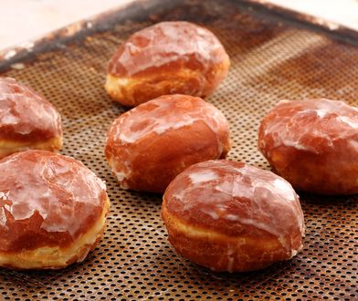 Jak smażyć pączki, żeby się nie przypalały? Patenty na idealne pączki