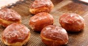 Jak smażyć pączki, żeby się nie przypalały? Patenty na idealne pączki
