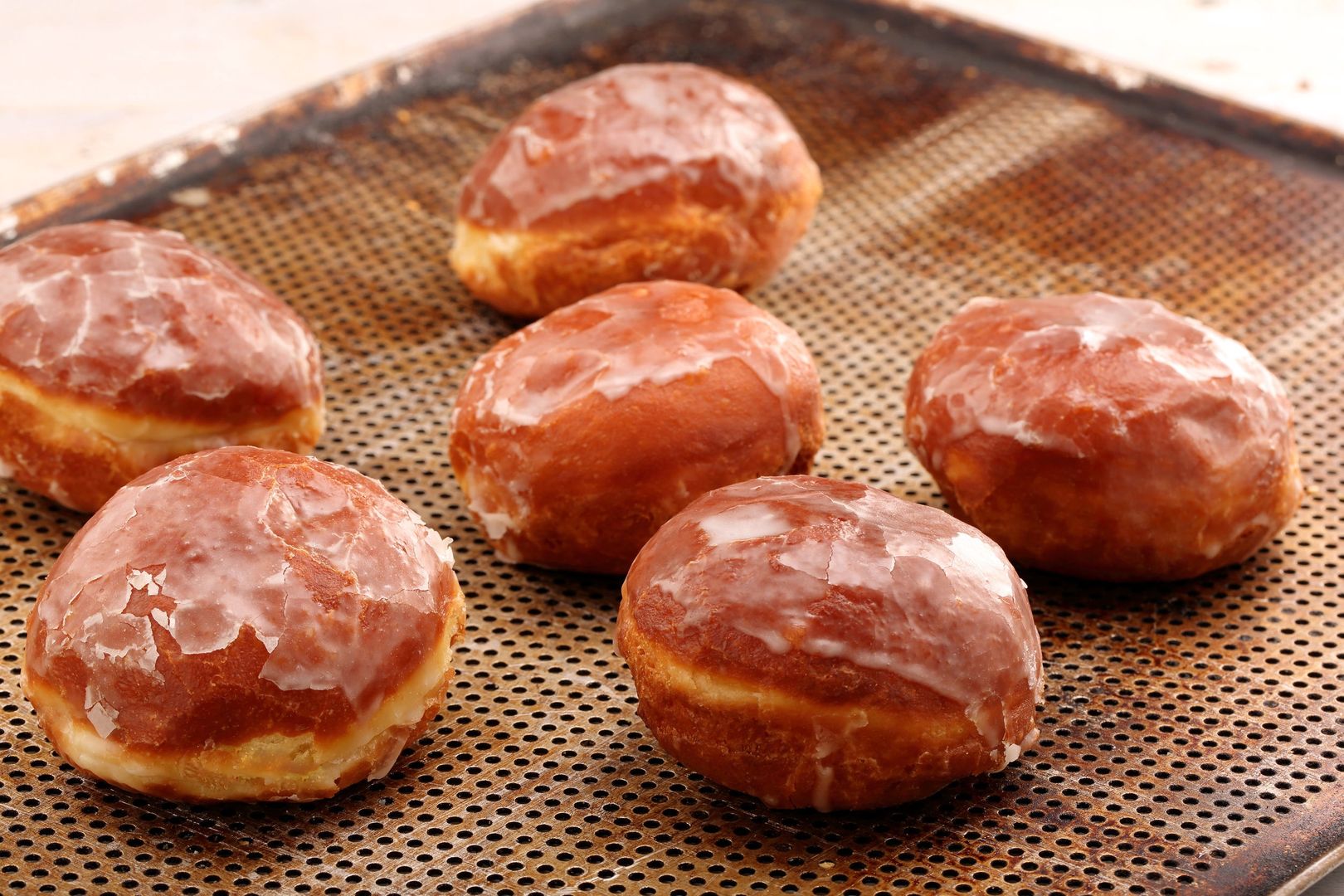 Domowe pączki z lukrem