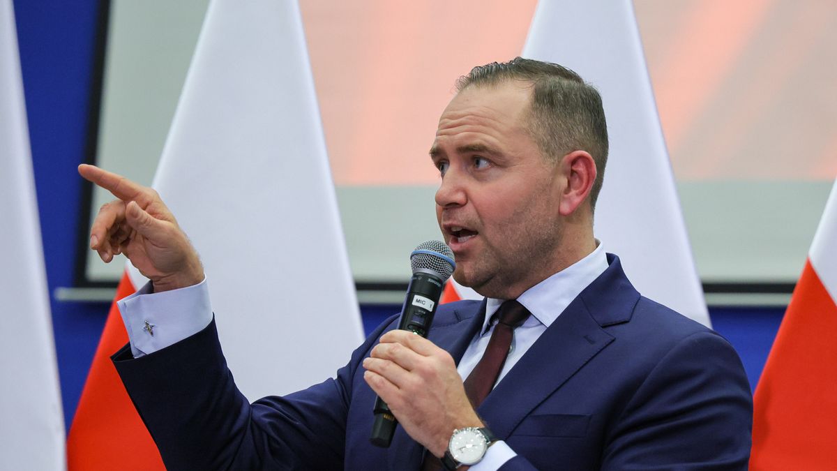 Ciechanów, 28.01.2025. Wybory prezydenta RP 2025 - kampania. Kandydat Komitetu Obywatelskiego, popierany przez Prawo i Sprawiedliwość, prezes Instytutu Pamięci Narodowej Karol Nawrocki podczas spotkania otwartego z mieszkańcami Ciechanowa, 28 bm. (sko) PAP/Paweł Supernak