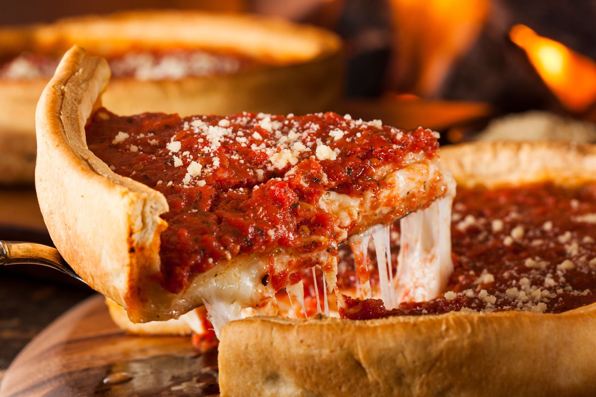 Włosi chwytają się za głowę, a Amerykanie są zachwyceni. Poznaj pizzę Chicago