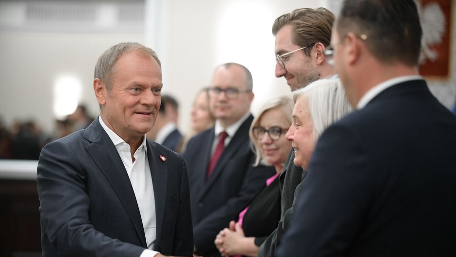 Warszawa, 23.07.2024. Premier Donald Tusk (L) przed posiedzeniem rządu w KPRM w Warszawie, 23 bm. Rząd zajmie się m.in. zmianą w przepisach o konfiskacie pojazdu i stanowiskiem ws. renty wdowiej. (sko) PAP/Marcin Obara