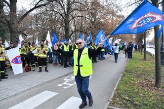 Przedstawiciele służb mundurowych protestują przed Kancelarią Premiera. Domagają się podwyżek