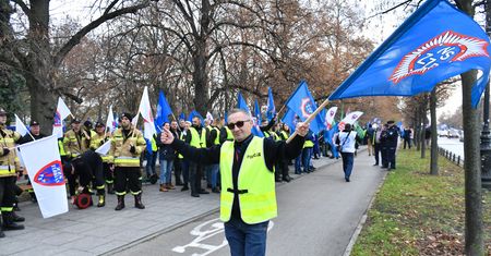 Przedstawiciele służb mundurowych protestują przed Kancelarią Premiera. Domagają się podwyżek