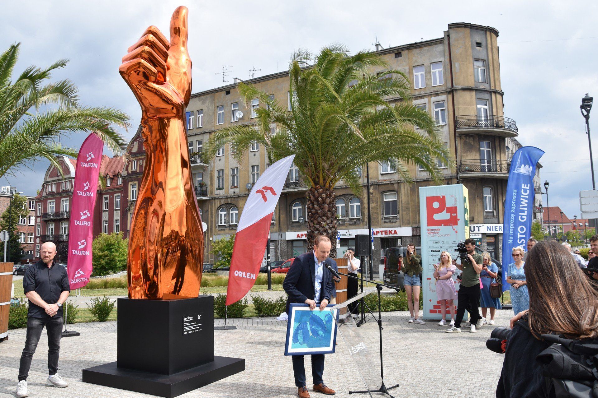 Uroczyste odsłonięcie monumentalnej rzeźby Jana Śliwki – słynnej ręki-kciuk
