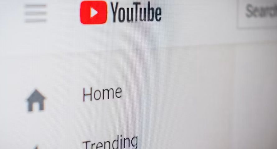 YouTube wygrywa w odpowiedziach AI. Co czwarta odsyła do treści z platformy