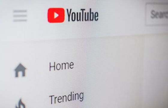 YouTube wygrywa w odpowiedziach AI. Co czwarta odsyła do treści z platformy