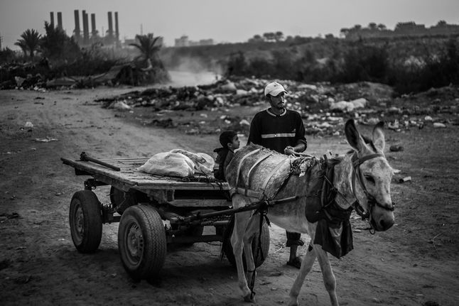Ojciec z synem, zbieracze gruzu w okolicy zanieczyszczonej rzeki Gaza.