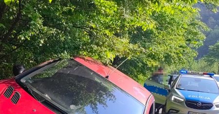 Jechał cudzym autem i zabrakło mu paliwa. Wpadł na "genialny" pomysł