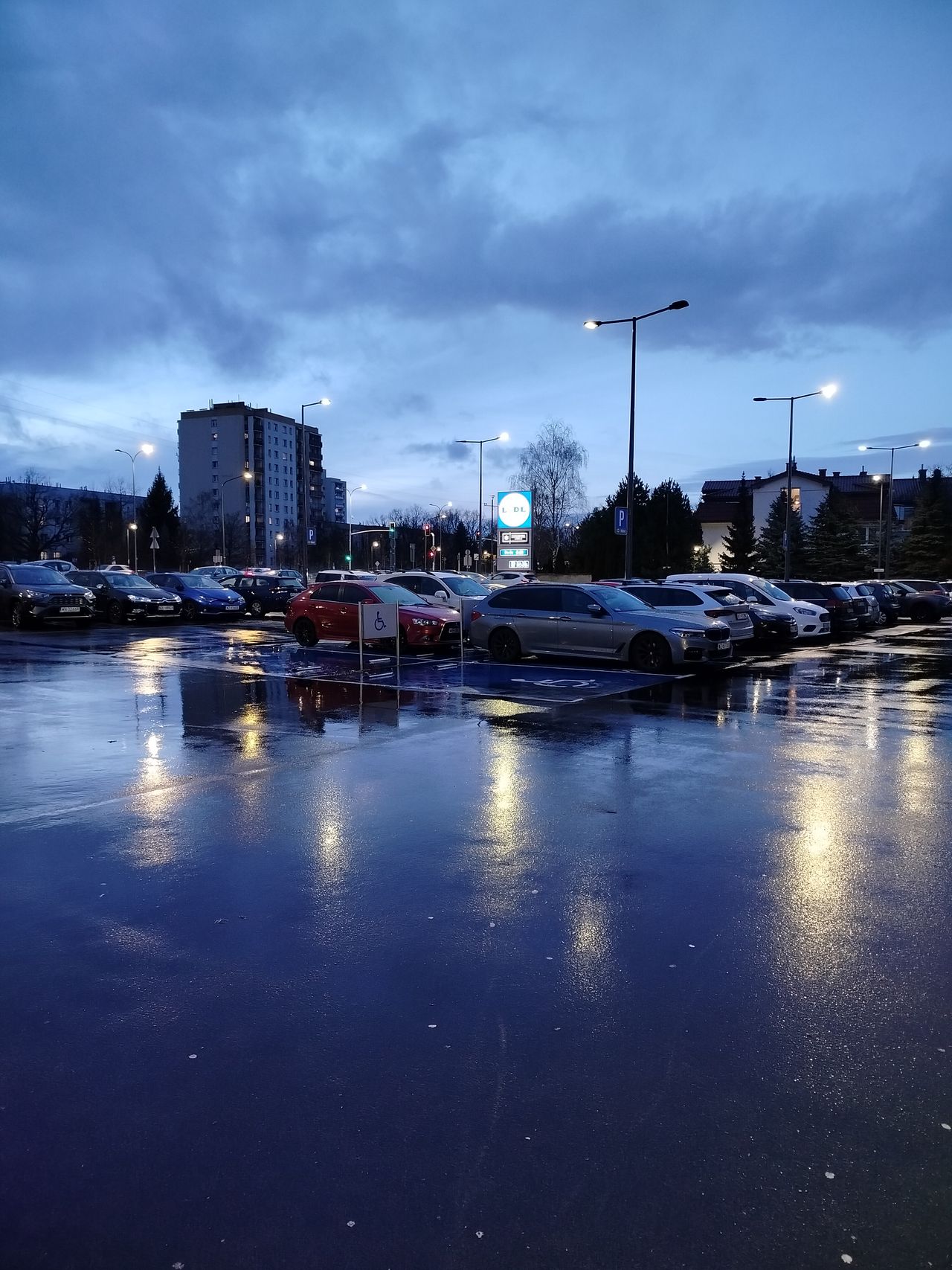 Słabe oświetlenie to dość szeroka kategoria warunków fotografowania. W przypadku zdjęcia po lewej, tryb RAW nie da znaczącej poprawy widoczności, w przypadku zdjęcia po prawej warto byłoby go zastosować.