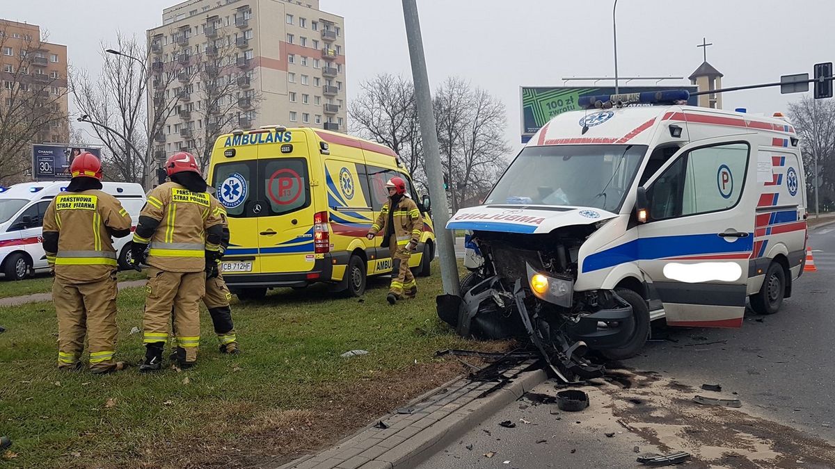 Karetka pogotowia rozbiła się na rondzie